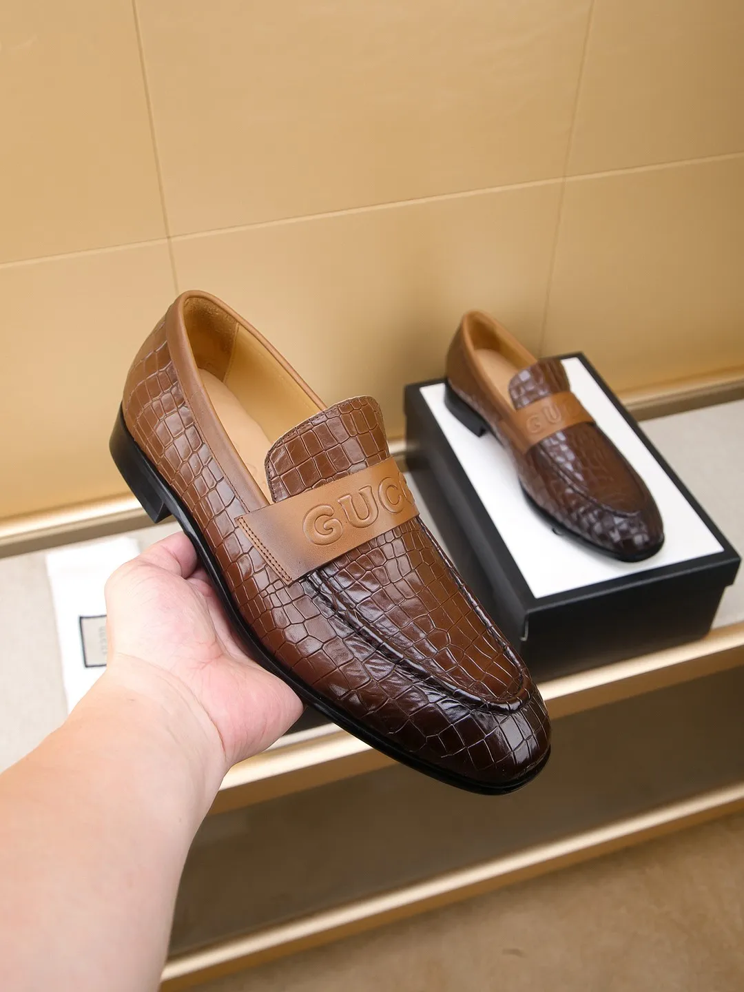 Men's men's shoes 💰460 🆘【GUCCI】Gucci ·🐂里· Hot-selling beanie shoes, top brand luxury, top quality, latest fashion beanie shoes.. The upper is made of original high mercerized smooth cow suede. (Full top layer water-dyed 🐂 leather and lining). The original stylish and stylish soft rubber wear-resistant and non-slip outsole is light and comfortable on the foot, available in 2 colors! Matching code: 39-44 (customized at 38.45.46.47)